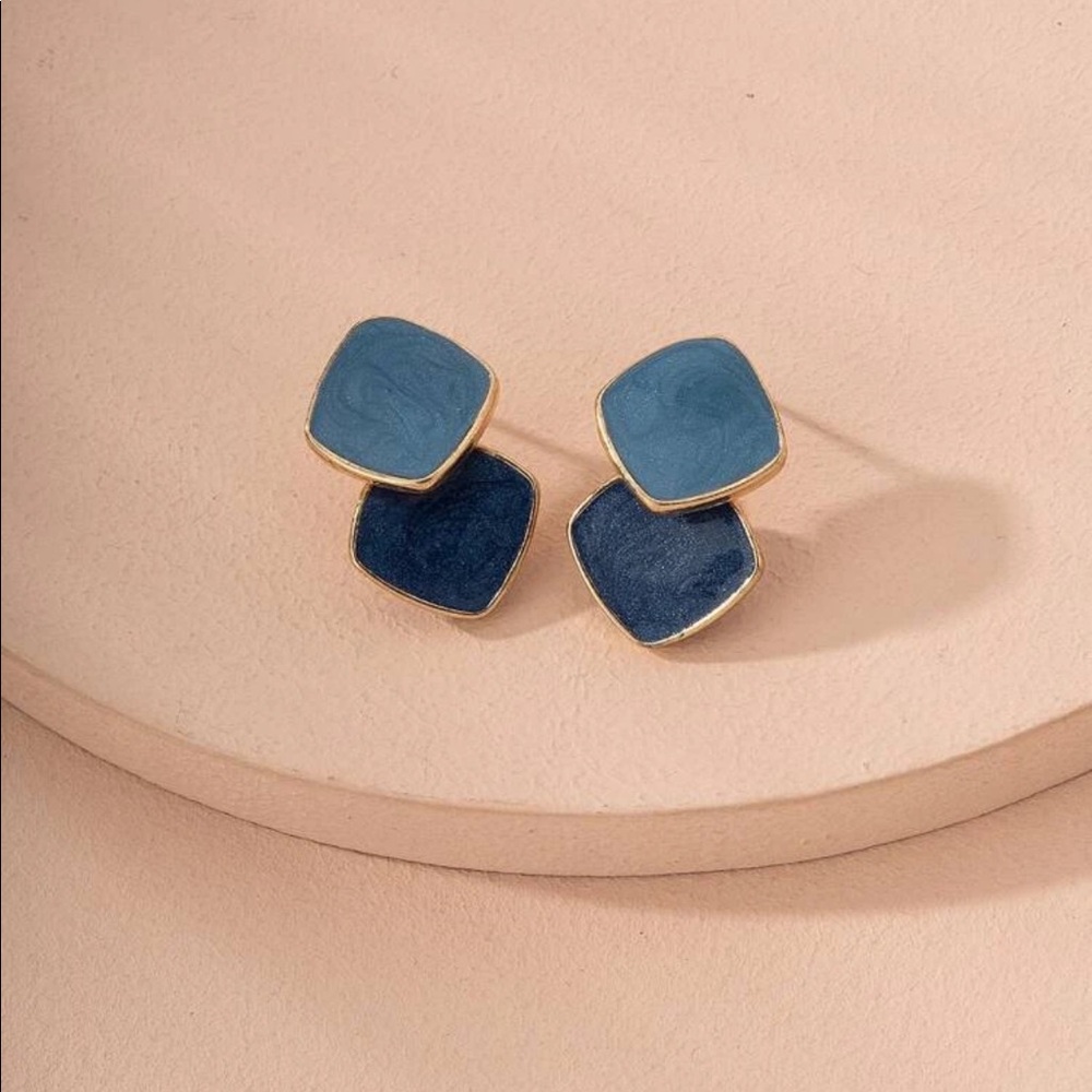 Geometric design stud earrings